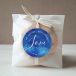 Saphire Tide Liebe Monogramm Gastgeschenk Hochzeit Runder Aufkleber<br><div class="desc">Maßgeschneiderte Kreis-Gastgeschenk Hochzeit-Etiketten mit abstraktem blauem Aquarellhintergrund zur Koordination mit unserer Sapphire Tide Kollektion. Personalisieren Sie es mit Ihren Namen und Hochzeitstag oder fügen Sie Ihren eigenen Text. Verwenden Sie die Designtools, um die Schriftart und Farben zu ändern oder laden Sie Ihre eigenen Fotos, um ein einzigartiges Design zu erstellen....</div>