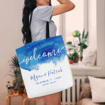 Saphire Tide Personalisiert Wedding Willkommen Tasche<br><div class="desc">Eigene Allover bedruckte Begrüßungstaschen. Das Design zeichnet sich durch einen abstrakt blauen Aquarellhintergrund und "Willkommenstext" in handgeschriebenem Stil aus, um sich mit unserer Sapphire Tide Kollektion abzustimmen. Personalisieren Sie es mit den Namen der Braut und des Bräutigams, dem Hochzeitstag und dem Ort oder anderen benutzerdefinierten Text. Verwenden Sie die Designtools,...</div>