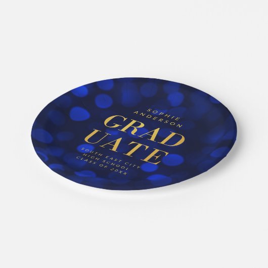 Sapphire Blue Bokeh Lights Imitate Gold Graduate Pappteller (Schrägansicht)