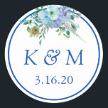 Sapphire Blue Floral Monogram Gastgeschenk Hochzei Runder Aufkleber<br><div class="desc">"Sapphire Blue Floral Collection" Monogramm Gastgeschenk Hochzeit Aufkleber". Die perfekte Touch! Ideal für Gastgeschenke Hochzeiten,  Duschen,  Verlobungen,  Proben und vieles mehr. DIESES DESIGN KÖNNEN SIE MIT Zazzle's einfachen Menüeinträgen EINFACH ANPASSEN. Weitere "Sapphire Blue Floral Wedding Collection" Stücke erhältlich.</div>