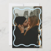 Sapphire Wavy Retro Hochzeit Foto Einladung (Rückseite)