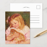 Sara Holding a Cat | Mary Cassatt Postkarte<br><div class="desc">Sara Holding a Cat (1908) von der amerikanischen Impressionistin Mary Cassatt. Die originelle Kunstmalerei stellt ein Portrait eines kleinen Mädchens dar,  das ein rosa Kleid trägt und ein Kätzchen hält. Verwenden Sie die Entwurfstools,  um einen benutzerdefinierten Text hinzuzufügen oder das Bild zu personalisieren.</div>