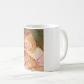 Sara Holding a Cat (von Mary Cassatt) Kaffeetasse (VorderseiteRechts)