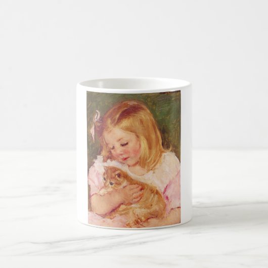 Sara Holding a Cat (von Mary Cassatt) Kaffeetasse (Mittel)