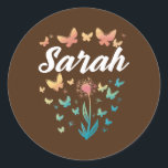 Sarah Birthday Sister Butterfly Dandelname Runder Aufkleber<br><div class="desc">Sarah Birthday Schwester Butterfly Dandelion Name Geschenk. Perfektes Geschenk für Ihren Vater,  Mama,  Papa,  Männer,  Frauen,  Freunde und Familienmitglieder am Erntedank Tag,  Weihnachten,  Muttertag,  Vatertag,  4. Juli,  1776 Unabhängiger Tag,  Veteranen Tag,  Halloween,  Patrick's Day</div>