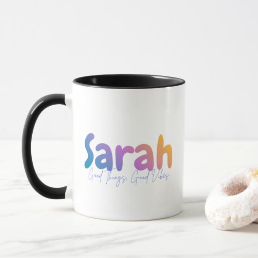 Sarah Name Geschenk - Gute Dinge Gute Vibes Tasse (Mit Donut)