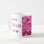 "Sarah" Pink Hydrangea Blumenbriefe, Niedliche Her Kaffeetasse (Vorderseite Links)