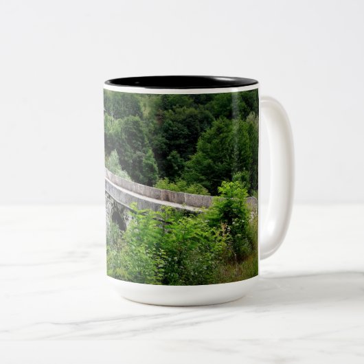 Sarajevo Tasse-Große Geschenkidee für alle Zweifarbige Tasse (VorderseiteRechts)