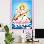 Saraswati sitzt auf einer Lotusblüte Poster (Heimbüro)