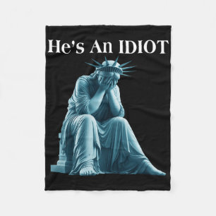 Sarcastic Anti-Trump Er ist eine idiot Statue der  Fleecedecke