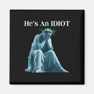 Sarcastic Anti-Trump Er ist eine idiot Statue der  Magnet