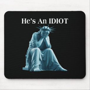 Sarcastic Anti-Trump Er ist eine idiot Statue der Mousepad