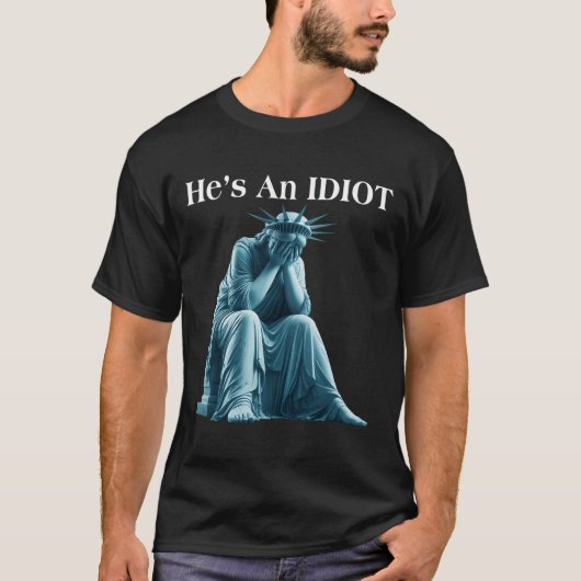 Sarcastic Anti-Trump Er ist eine idiot Statue der T-Shirt (Vorderseite)