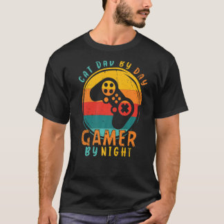 Sarcastic Cat Vater by Day Gamer By Night Gamer Va T-Shirt