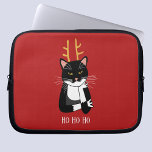 Sarcastic Christmas Cat Laptopschutzhülle<br><div class="desc">Eine lustige sarkastische,  verärgerte und unbegeisterte schwarz-weiße Tuxedokatze mit Weihnachtsliedern. Ho ho,  und all das Zeug. Ändern Sie den Text oder entfernen Sie ihn,  um ihn zu personalisieren.</div>