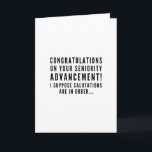 Sarcastic Funny Friends zum Geburtstag Karte<br><div class="desc">Minimalistisches, sarkastisches und schicke Geburtstagsdesign - "Herzlichen Glückwunsch zu Ihrem Aufstieg in die Seniorität! Ich nehme an, die Begrüßungen sind in Ordnung... " begleitet von Herzen und Xoxo. Ein hervorragendes Geschenk für einen Freund mit einem hervorragenden Gefühl für Spaß, einen Mitarbeiter oder einen Nachbarn, den Sie mögen. Brauchen Sie mehr...</div>