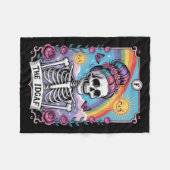 Sarcastic Skeleton The Idgaf Funny Tarot Card Goth Fleecedecke (Vorderseite (Horizontal))