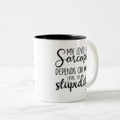 Sarcastic Spaß, Mein Sarkasmus-Level hängt ab Zweifarbige Tasse (VorderseiteRechts)