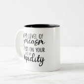 Sarcastic Spaß, Mein Sarkasmus-Level hängt ab Zweifarbige Tasse (Vorderseite Links)