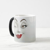 Sarcastic Women Face with Red Lips Verwandlungstasse (Vorderseite Links)