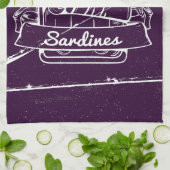 Sardinen in einer Zinn gestört Geschirrtuch (Gefaltet)