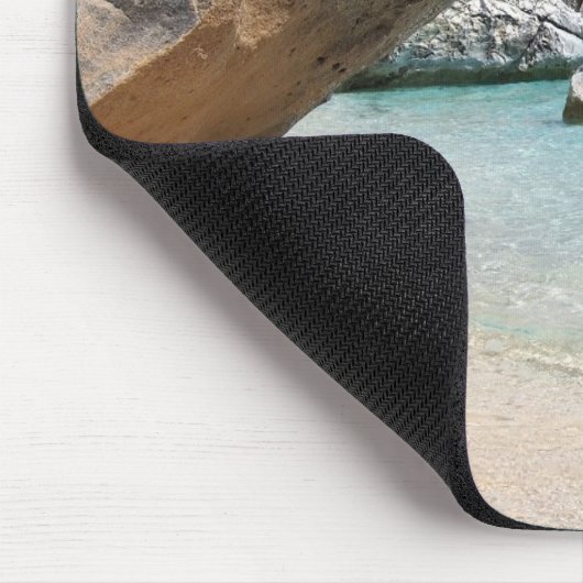 Sardinien-Strand mit großem Felsen mousepad (Ecke)