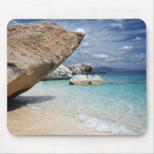 Sardinien-Strand mit großem Felsen mousepad