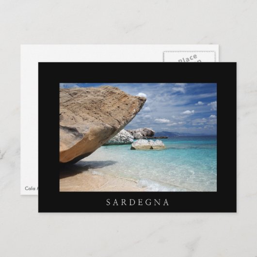Sardinien Strand mit großen Felsen schwarze Postka Postkarte (Vorne/Hinten)
