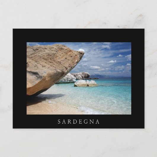 Sardinien Strand mit großen Felsen schwarze Postka Postkarte (Vorderseite)
