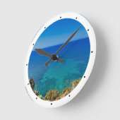 Sardiniens blaues Meer und Himmel mit mediterranem Runde Wanduhr (Winkel)