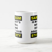 Sarkasmusstupidity-Verteidigungs-lustige Tasse (Mittel)
