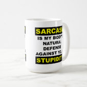 Sarkasmusstupidity-Verteidigungs-lustige Tasse (VorderseiteRechts)