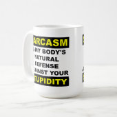 Sarkasmusstupidity-Verteidigungs-lustige Tasse (Vorderseite Links)