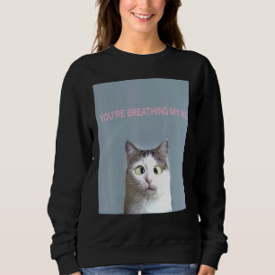 Sarkastische, graue und weiße Katze mit Augen über Sweatshirt