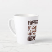 Sarkastischer Überdenker mit Kaffee und Chaos Milchtasse (Linke Ecke)