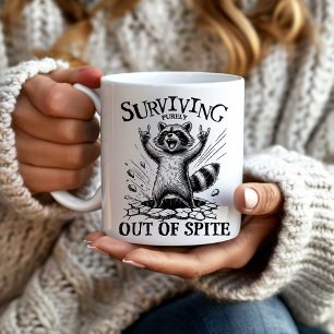 Sarkastischer Waschbär überlebt aus Trotz Kaffeetasse