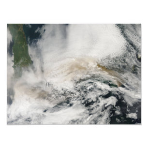 Sarychev Peak weht über das Meer von Okhotsk Fotodruck