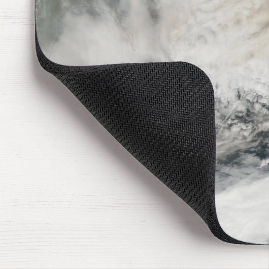 Sarychev Peak weht über das Meer von Okhotsk Mousepad (Ecke)