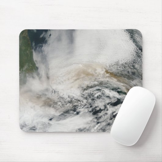 Sarychev Peak weht über das Meer von Okhotsk Mousepad (Mit Mouse)