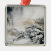 Sarychev Peak weht über das Meer von Okhotsk Ornament Aus Metall (Vorne)