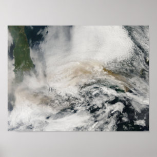 Sarychev Peak weht über das Meer von Okhotsk Poster