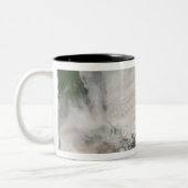 Sarychev Peak weht über das Meer von Okhotsk Zweifarbige Tasse (Links)