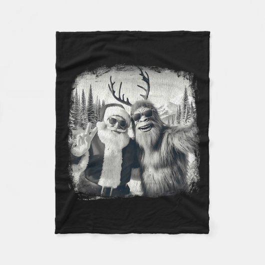 Sasquatch 67 Christmas Tree Funny Santa Bigfoot Fleecedecke (Vorderseite)