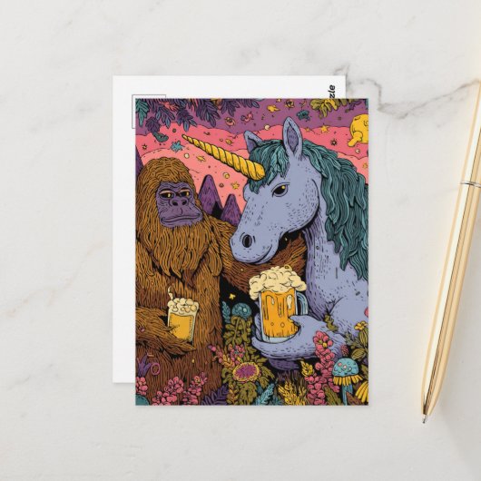 Sasquatch and a Unicorn Enjoying Beer Postkarte (Vorderseite/Rückseite Beispiel)