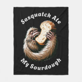 Sasquatch Ate My Sourdough Fleecedecke (Vorderseite)
