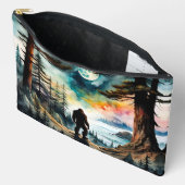 Sasquatch auf einem Waldgraben über dem Ozean Zubehörtasche (Offen)