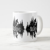 Sasquatch, Big Foot Lake Reflection Jumbo-Tasse (Vorderseite Rechts)