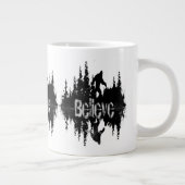 Sasquatch, Big Foot Lake Reflection Jumbo-Tasse (Rechts)