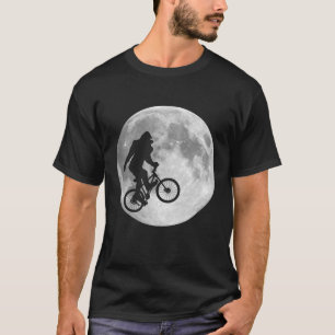 Sasquatch Bigfoot auf Fahrrad im Himmel mit Mond-T T-Shirt