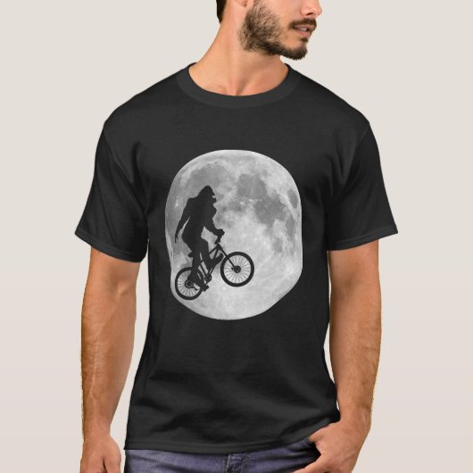 Sasquatch Bigfoot auf Fahrrad im Himmel mit Mond-T T-Shirt (Vorderseite)